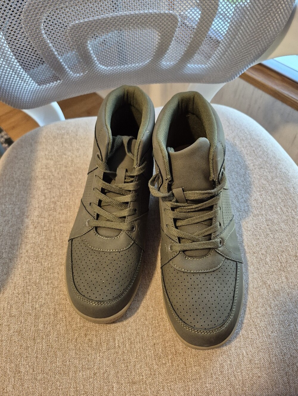 Women's High-Top Casual Sneakers in Olive Green, 8W